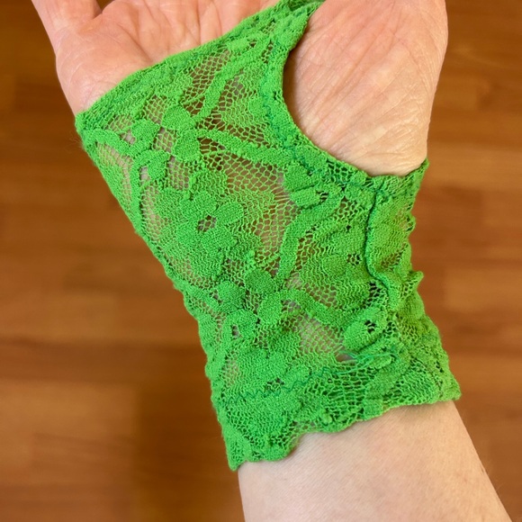 Vintage 1980’s Green Lace Fingerless Gloves - Picture 2 of 6
